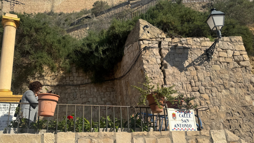 Preocupación en el barrio de Santa Cruz por grietas en muros y falta de mantenimiento