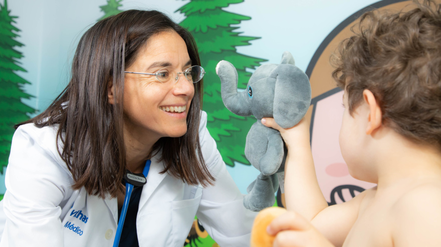 La doctora Sanz atiende a uno de los niños en el hospital Vithas Medimar Alicante.