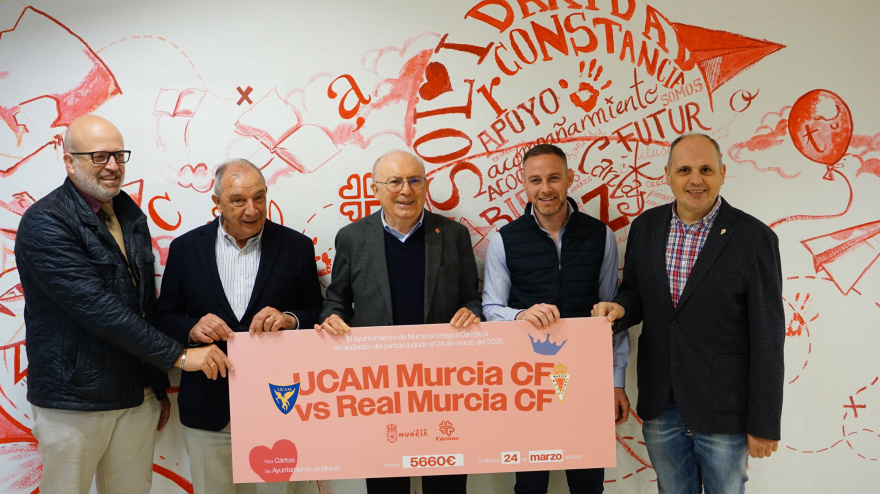 Entrega simbólica de los 5.660 euros recaudados en el 'Partido Cáritas'