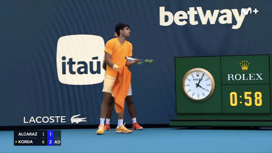 Carlos Alcaraz hablando con su equipo en Miami