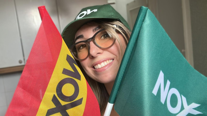 Laura Mon con las banderas creadas para 'Torrente, presidente'