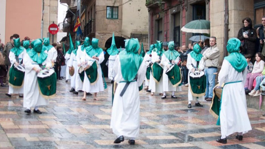 La Cofradía de Nuestro Padre Jesús de la Esperanza durante una procesión por La Ferrería