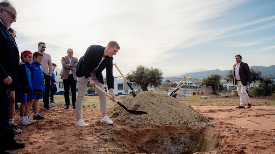 Alberto Díaz pone la primera piedra