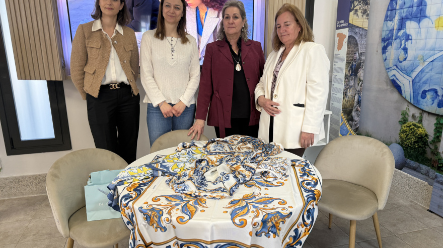 Pañuelos de seda con grecas de cerámica de Talavera