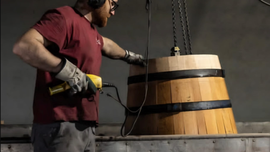 Tonelería Gangutia, en Cenicero, taller de barricas