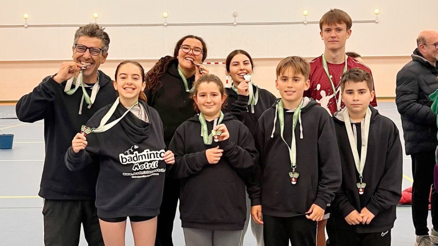 Foto de familia del equipo Tropisport de bádminton