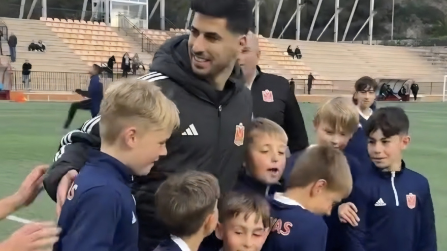 Marco Asensio en la visita al fútbol base