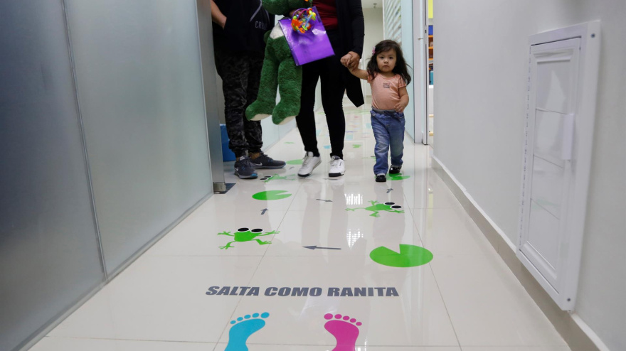 Una niña en la unidad de cuidados paliativos de un hospital
