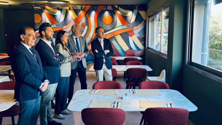 La consejera y otras autoridades en un hotel de Lorca que ha sido reformado con una ayuda autonómica