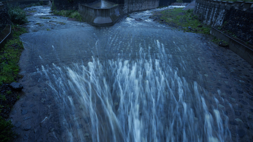 Un cauce de agua en Santa Cruz de Tenerife este martes, una jornada marcada por el paso de la borrasca Therese. EFE/Ramón de la Rocha