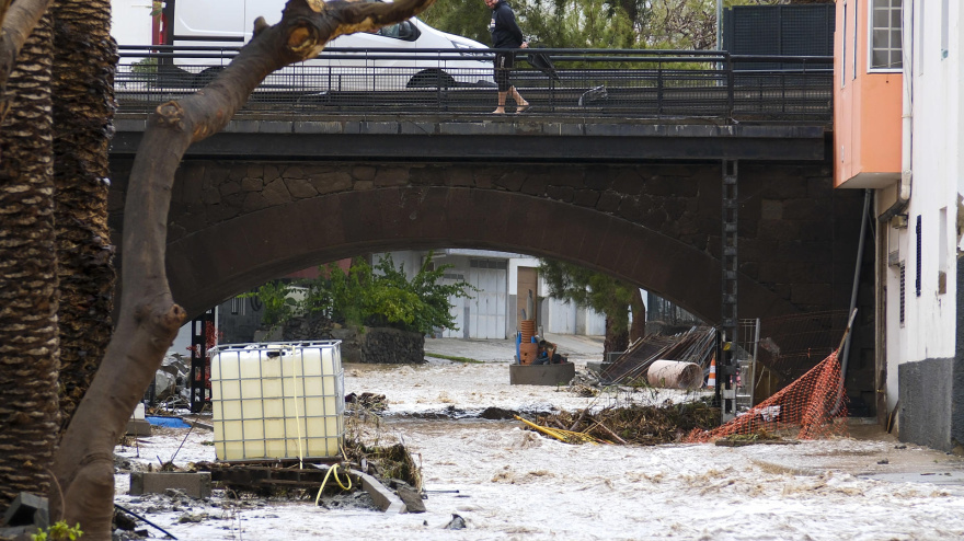 BAÑADEROS (GRAN CANARIA) (ESPAÑA), 24/03/2026.- La reactivación de la borrasca Therese ha provocado en Gran Canaria fuertes lluvias que han causado numerosos incidentes. En la imagen el agua corre por un barranco de Bañaderos, en Gran Canaria. EFE/Ángel Medina