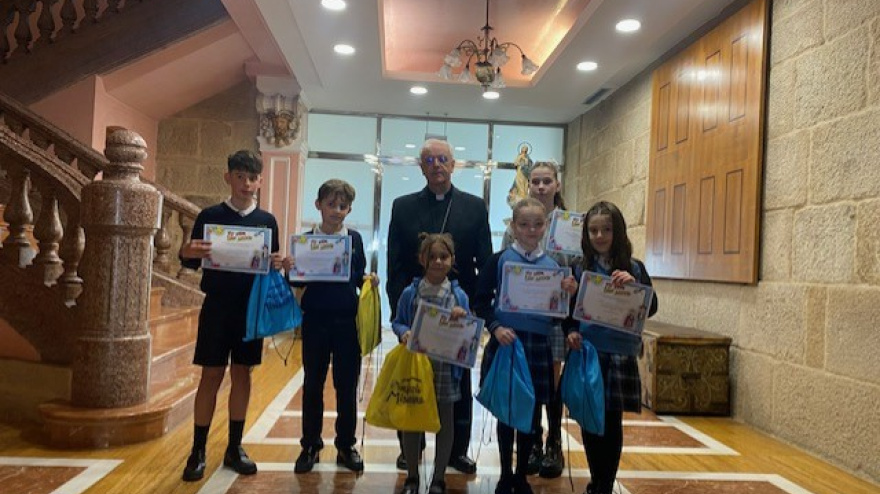 El Obispo de Ourense, Monseñor Leonardo Lemos, con los niños ganadores