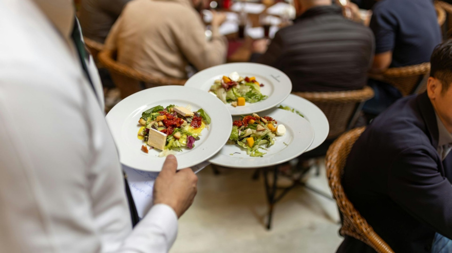 Foto de arhivo de un camarero en un local de hostelería