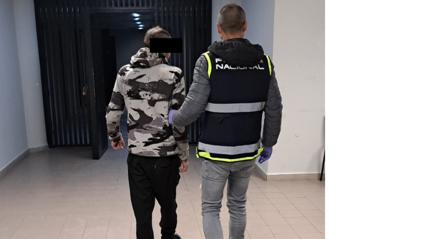 Uno de los tres detenidos por la Policía Nacional en Lorca por su participación en robos a viandantes y peluquerías