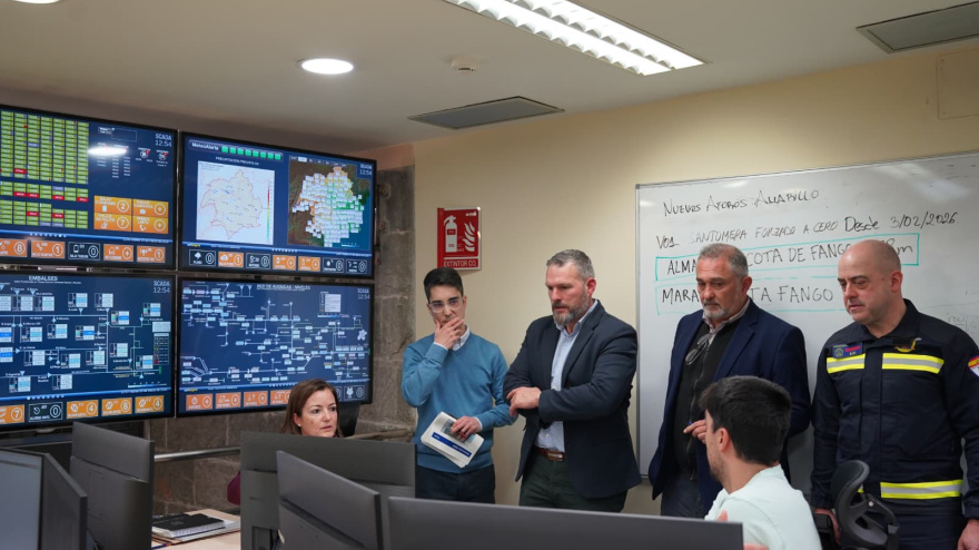 Concejales de Lorca con técnicos de la CHS en una de las salas de control del organismo de cuenca