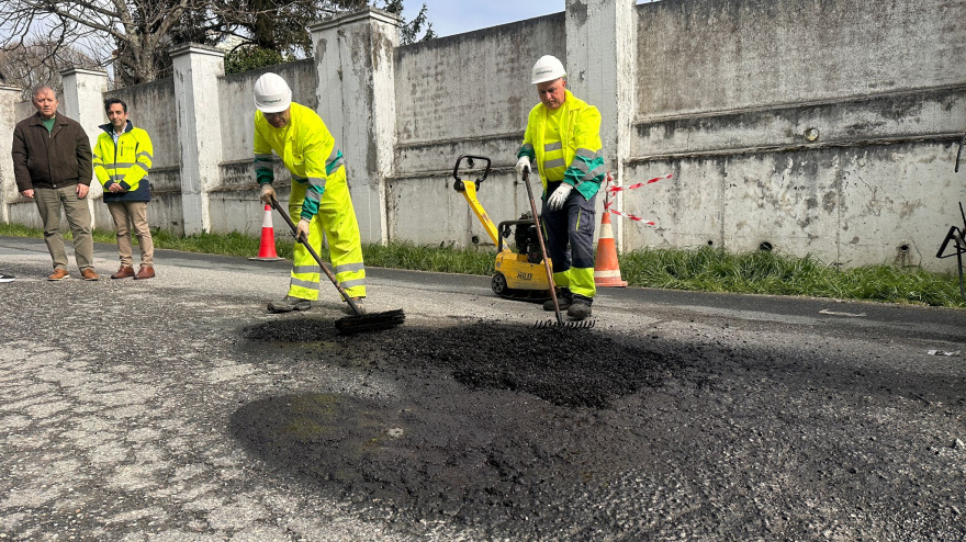 Tomè y Rey Varela durante los trabajos de rebacheo