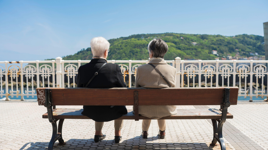 Imagen de recurso de dos mujeres en un banco en San Sebastián