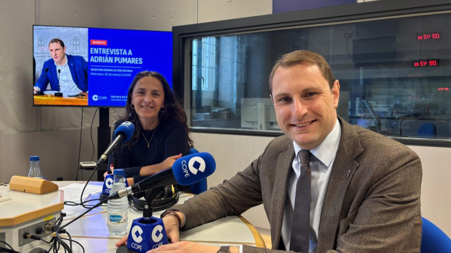 Adrián Pumares en los estudios de COPE con Inmaculada Rivas