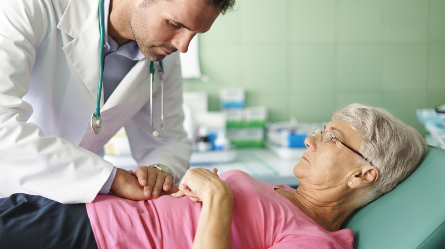 Un médico atiende a una paciente con dolor de estómago