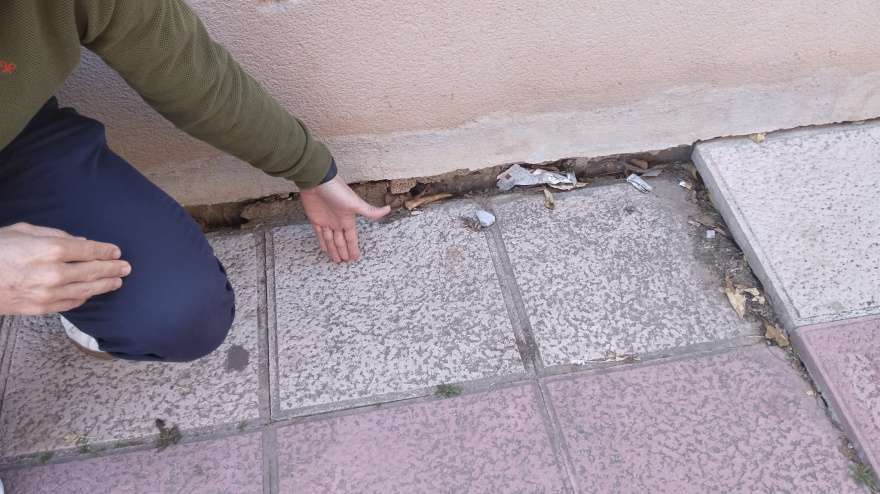 Una de las múltiples deficiencias en las aceras de Joven Futura