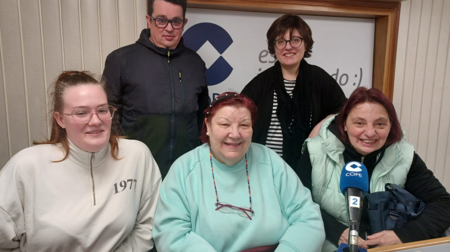 Antía, Isa, Nati, Fernando y Paula Gárate, alumnos y directora del grupo de teatro de las ASCM