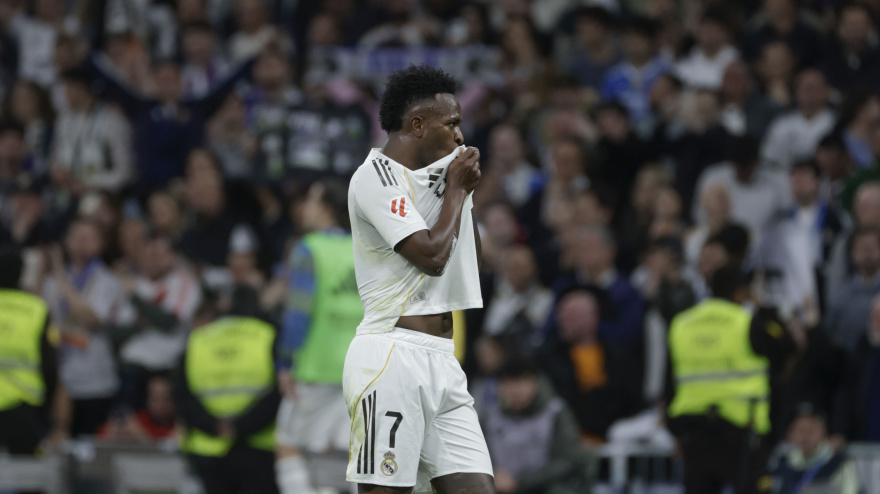 Vinicius, besándose en el escudo tras marcar en el derbi