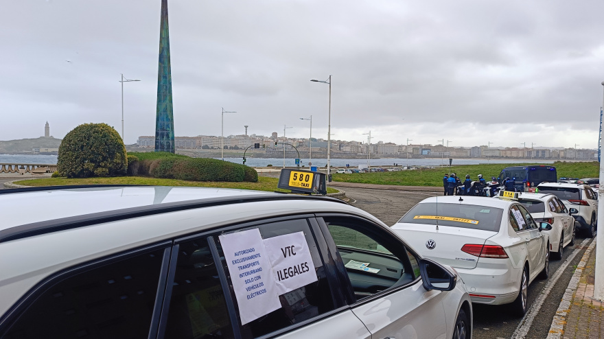 Protesta de taxis en A Coruña contra la intrusión de los VTC