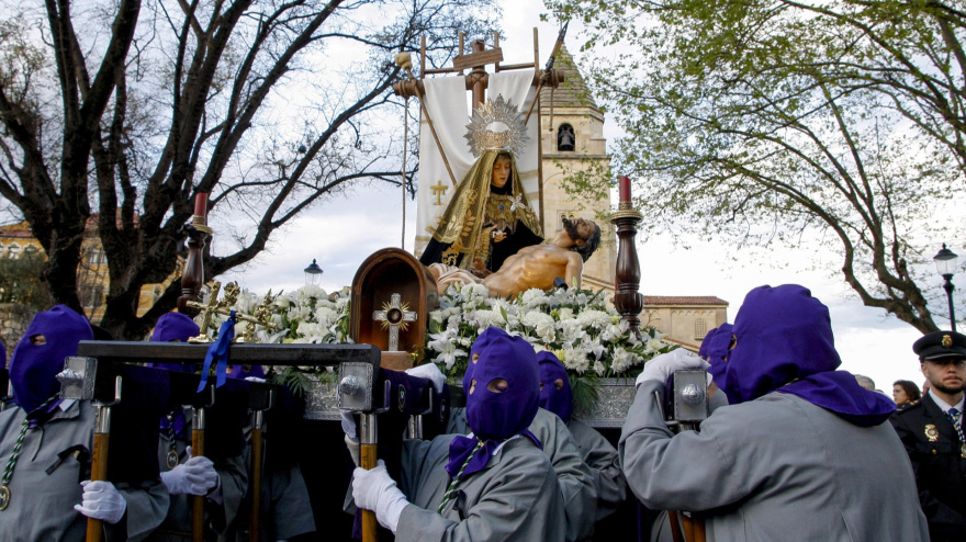 Procesión del Santo Entierro durante el Viernes Santo en la Semana Santa de Gijón (2025)