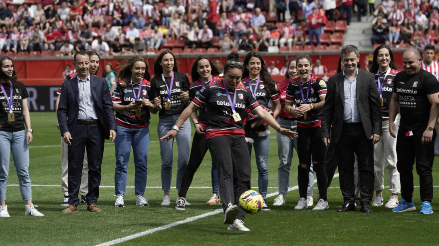 Las jugadoras del club de hockey sobre patines Telecable Gijón son homenajeadas en El Molinón, en Gijón, en u a fotografía de archivo. EFE/Paco Paredes