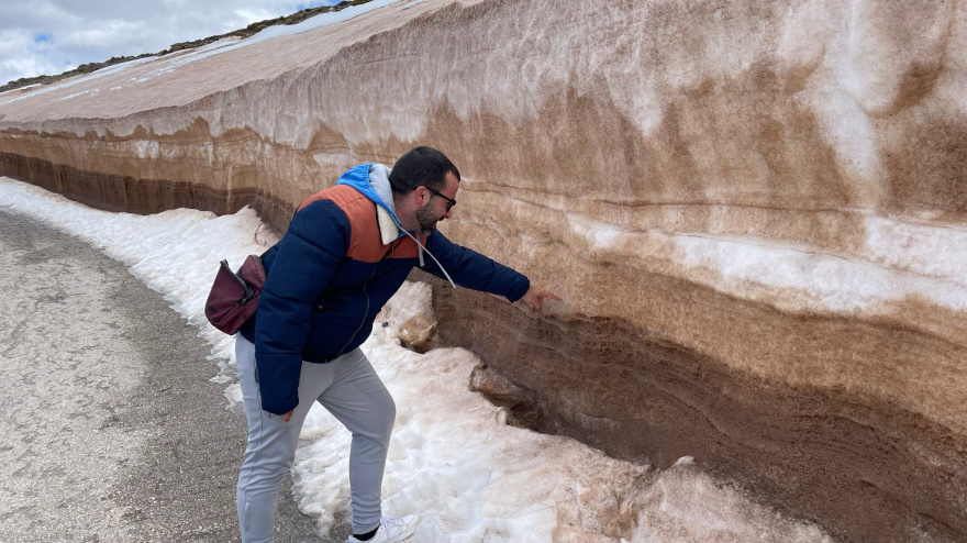 Adrián González en una de sus observaciones a través de la acumulación de nieve