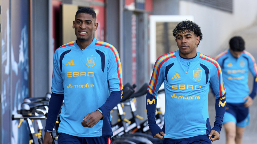 Cristhian Mosquera junto a Lamine Yamal en la SelecciónESTRICTAMENTE, SOLO USO EDITORIAL.(Cualquier uso no editorial requiere el permiso de RFEF)RESTRICTED TO EDITORIAL USE.(Any non editorial use requires permission of RFEF)