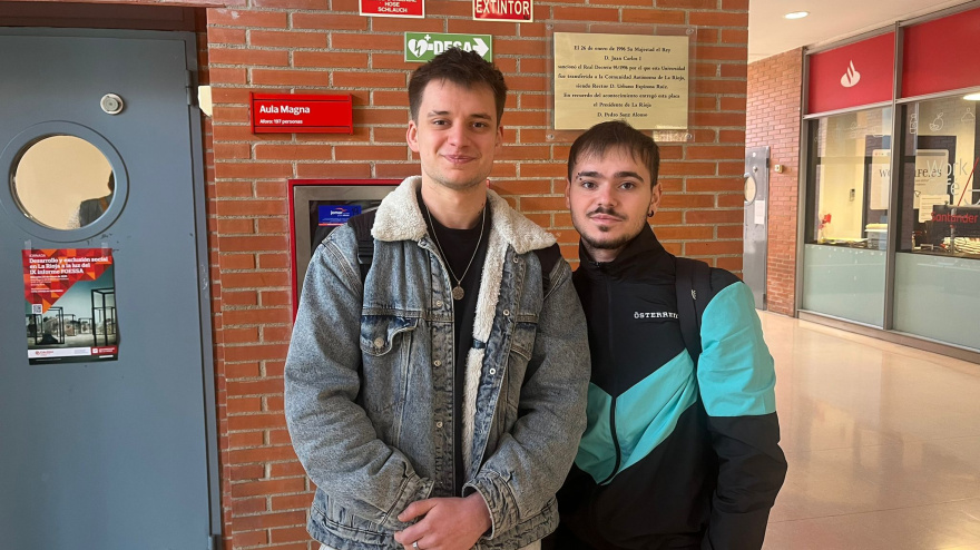 Maxim (a la izquierda), estudiante de Trabajo Social en la Universidad de La Rioja, junto a su compañero Israel