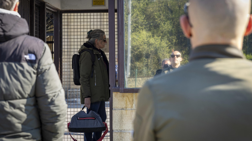 La exjefa de ETA Soledad Iparraguirre, 'Anboto', sale este martes de la cárcel de Martutene de San Sebastián tras la concesión de un régimen de semilibertad, en aplicación del artículo 100.2 del Reglamento Penitenciario, el mismo que se otorgó en su día al exdirigente de ETA Garikoitz Aspiazu, Txeroki