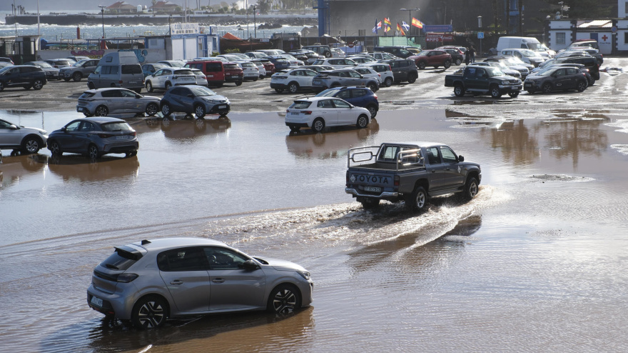 Grandes charcos y rocas dificultan el tránsito de vehículos en el municipio tinerfeño de Puerto de la Cruz por la borrasca Therese