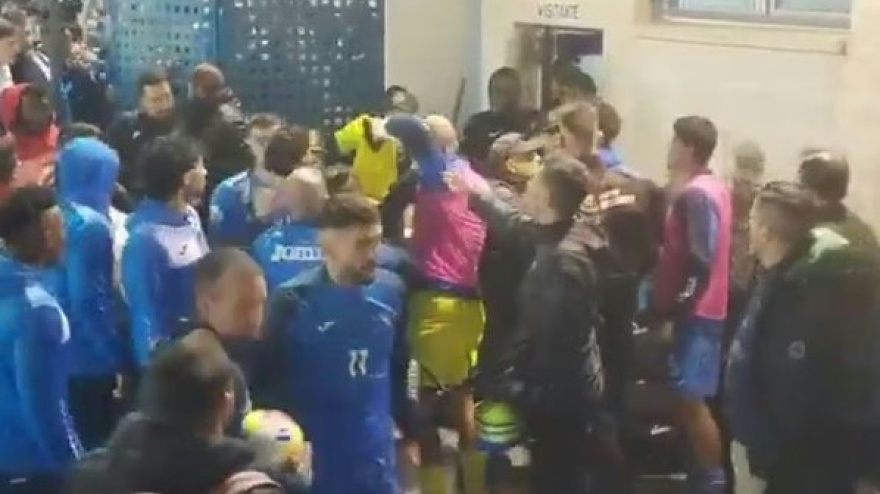 Momento de los altercados en la zona de vestuarios del partido Águilas FC - UCAM