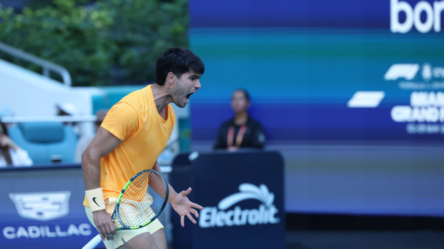 Sebastian Korda (EE. UU.) durante su partido de tercera ronda individual masculino derrota a Carlos Alcaraz (ESP) en el Abierto de Miami el 22 de marzo de 2026, en el Hard Rock Stadium en Miami Gardens, Florida.