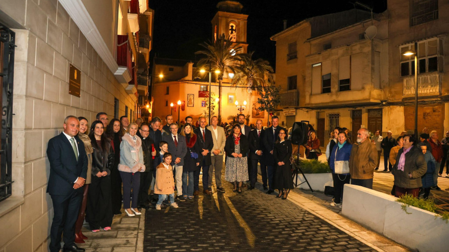 Autoridades y vecinos en la apertura del nuevo bulevar del barrio de San Cristóbal