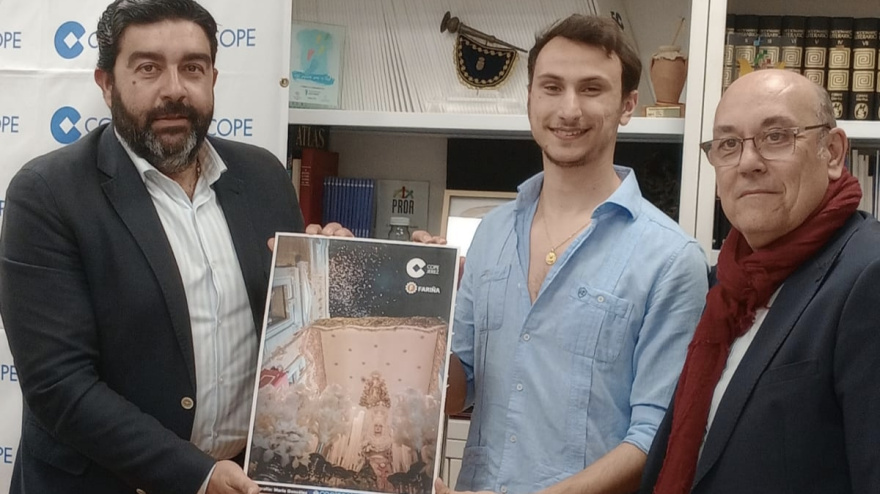 Cartel 'Carrera Oficial' 25-03-26: su sutor mario González, nuestro director David Santos y el presidente de la Unión de Hermandades José Manuel García