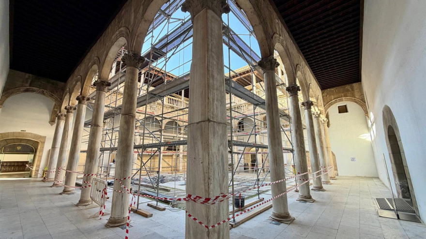 En marcha las obras de restauración del Patio de los Mármoles del Hospital Real, sede del Rectorado de la UGR