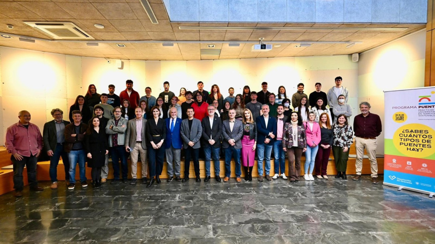 Foto de familia de la sexta edición del programa 'Puentes', impulsada por la Diputación de Granada y la Universidad de Granada