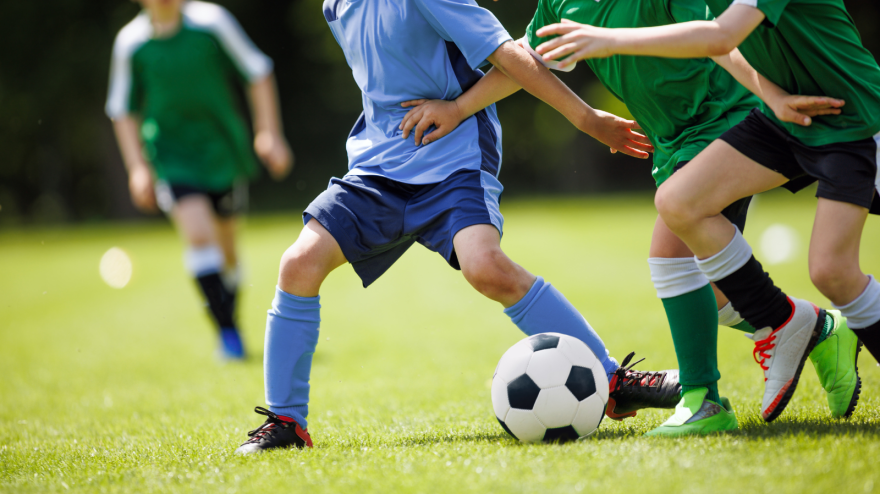 Niños jugando al fútbol