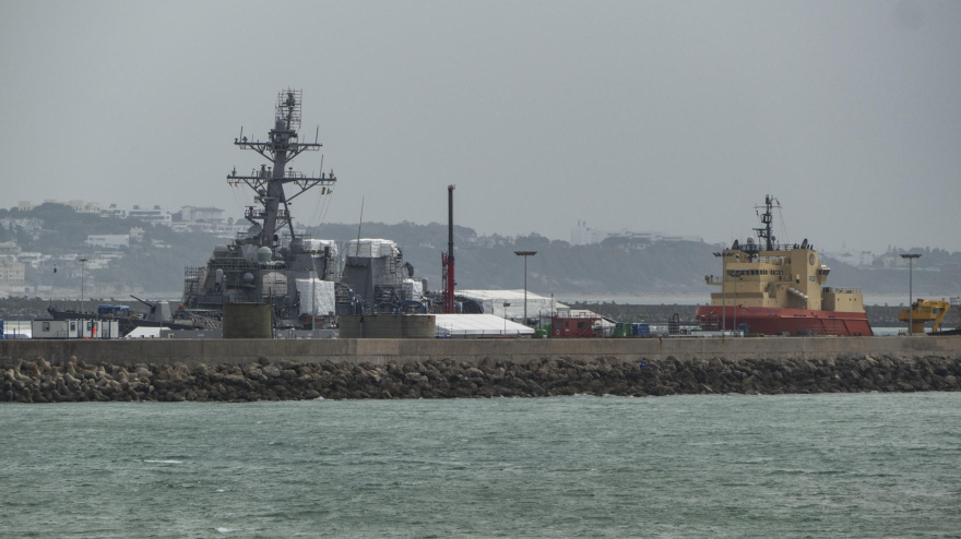 Un buque militar es visto en la base Naval de Rota