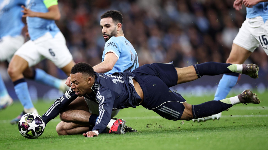 Rayan Aït-Nouri (arriba) del Manchester City en acción contra Kylian Mbappé del Real Madrid durante el partido de vuelta de los octavos de final de la UEFA Champions League entre el Manchester City y el Real Madrid.