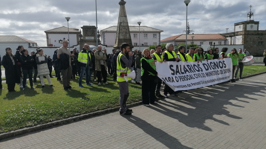 El personal concentrado ante una de las entradas al Arsenal Militar de Ferrol