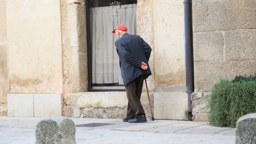 Imagen de recurso de un hombre mayor paseando por las calles de Cáceres