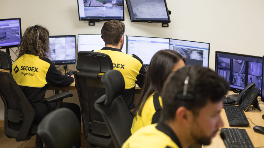 La empresa SECOEX se encarga de la seguridad de los 28 colegios de la ciudad a partir de las 19:45 horas.