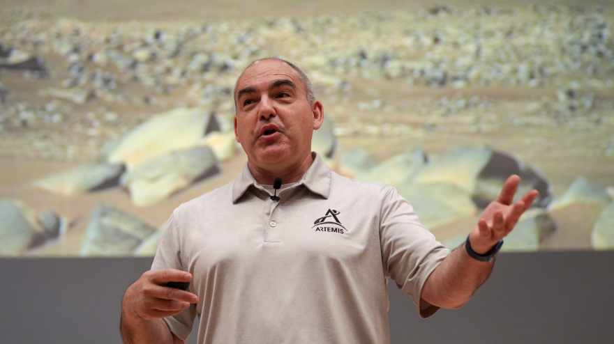 El ingeniero de la NASA, Carlos García Galán, durante la conferencia
