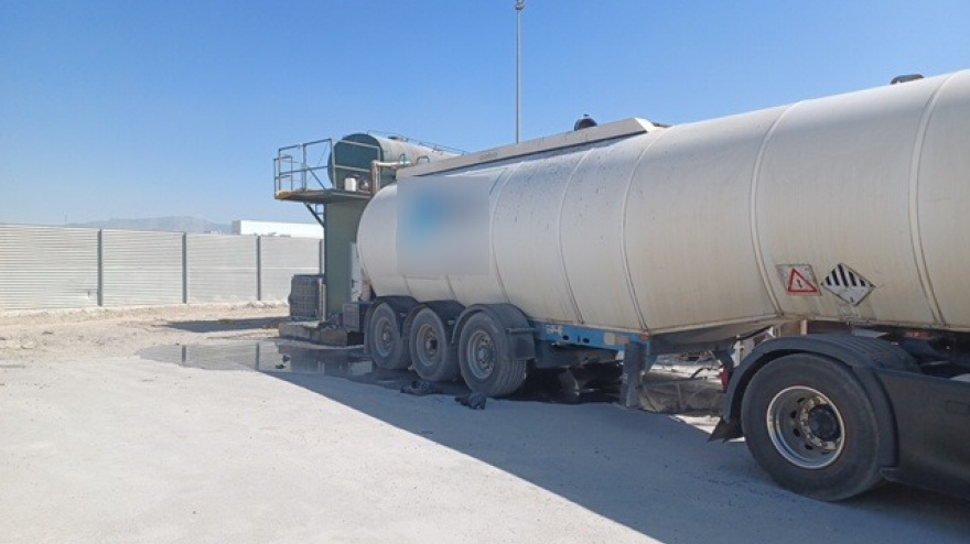 Camión cuyo conductor resultó herido al caerle betún caliente en el cuerpo