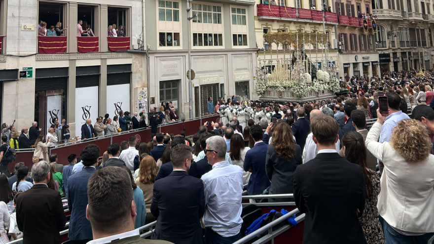 Una chaqueta y una corbata prestadas para acceder al palco de autoridades: el fondo de armario para solventar imprevistos de protocolo en la Semana Santa de Málaga