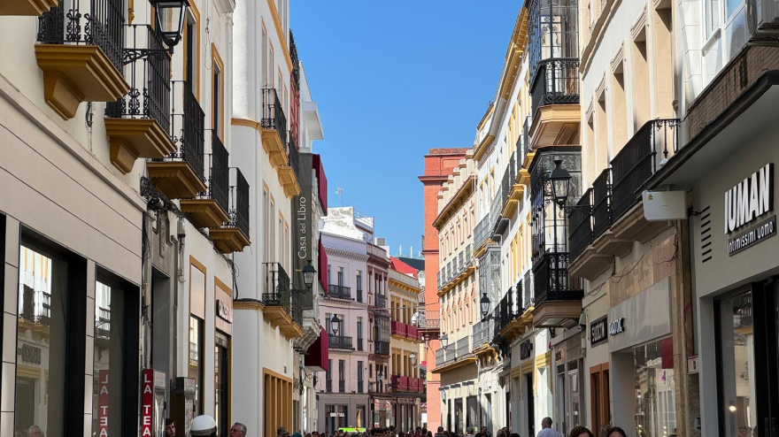 Lo que tienes que saber si vas a alquilar un balcón en Sevilla para esta Semana Santa: precios desorbitados y normas que cumplir